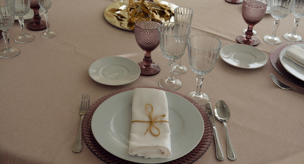 Alt Alquiler bajoplato cristal tallado rosa para la comunión de una niña