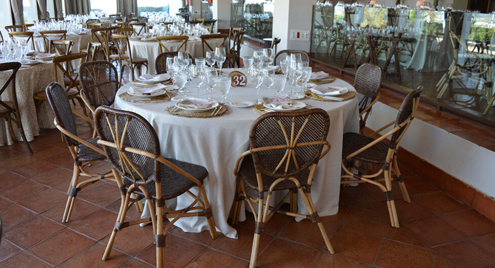 Alt Hoy os hablamos sobre la Silla Ratán Natural, alquila una silla con encanto para tu boda. ¡Sigue leyendo para saber más sobre nuestra Silla Ratán Natural!